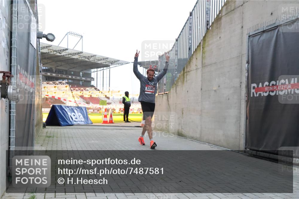 08.12.2024 - St. Pauli X-Mass-Run No. 14 H.Heesch http://msf.ph/oto/7487581 08.12.2024 09:52:00 Ziel 3285 meine-sportfotos.de
