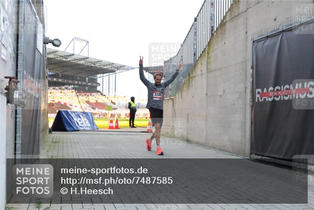 08.12.2024 - St. Pauli X-Mass-Run No. 14 H.Heesch http://msf.ph/oto/7487585 08.12.2024 09:52:00 Ziel 3285 meine-sportfotos.de