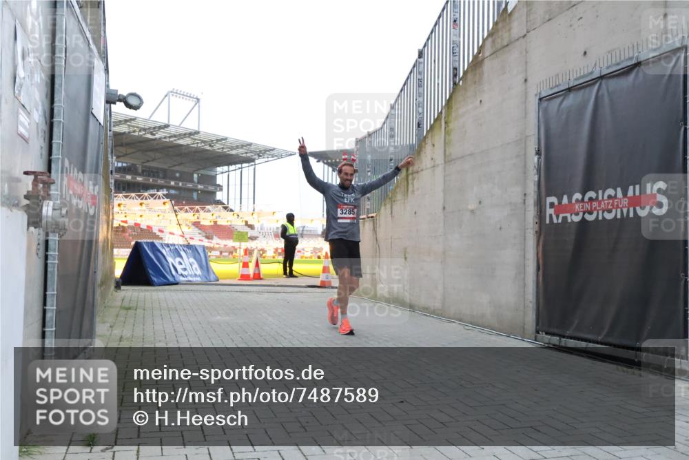 08.12.2024 - St. Pauli X-Mass-Run No. 14 H.Heesch http://msf.ph/oto/7487589 08.12.2024 09:52:00 Ziel 3285 meine-sportfotos.de