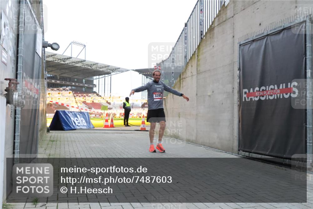 08.12.2024 - St. Pauli X-Mass-Run No. 14 H.Heesch http://msf.ph/oto/7487603 08.12.2024 09:52:00 Ziel 3285 meine-sportfotos.de