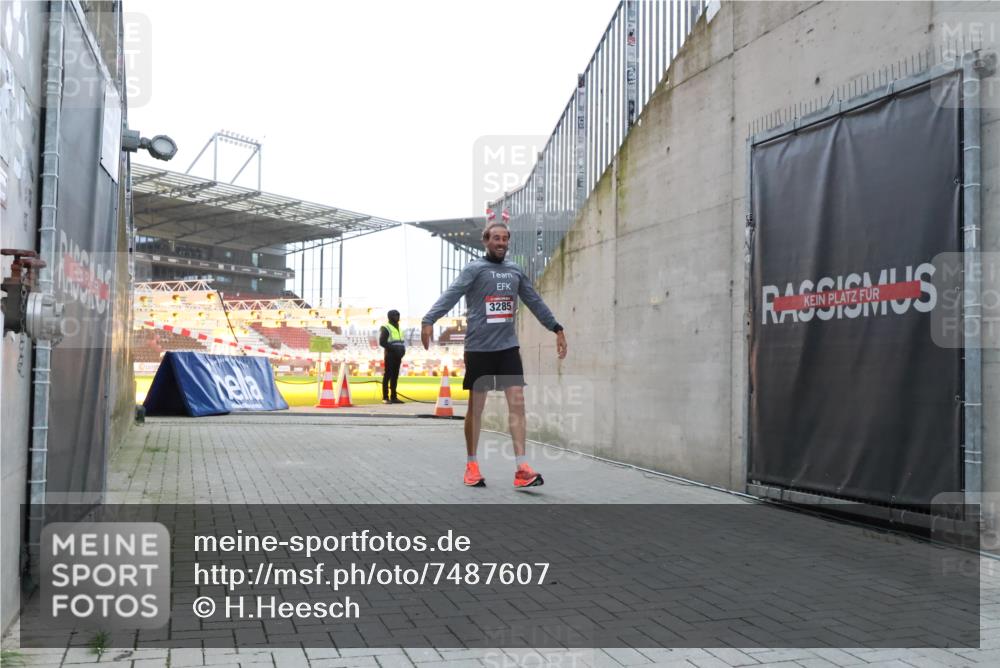 08.12.2024 - St. Pauli X-Mass-Run No. 14 H.Heesch http://msf.ph/oto/7487607 08.12.2024 09:52:00 Ziel 3285 meine-sportfotos.de