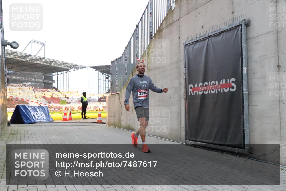 08.12.2024 - St. Pauli X-Mass-Run No. 14 H.Heesch http://msf.ph/oto/7487617 08.12.2024 09:52:01 Ziel 3285 meine-sportfotos.de
