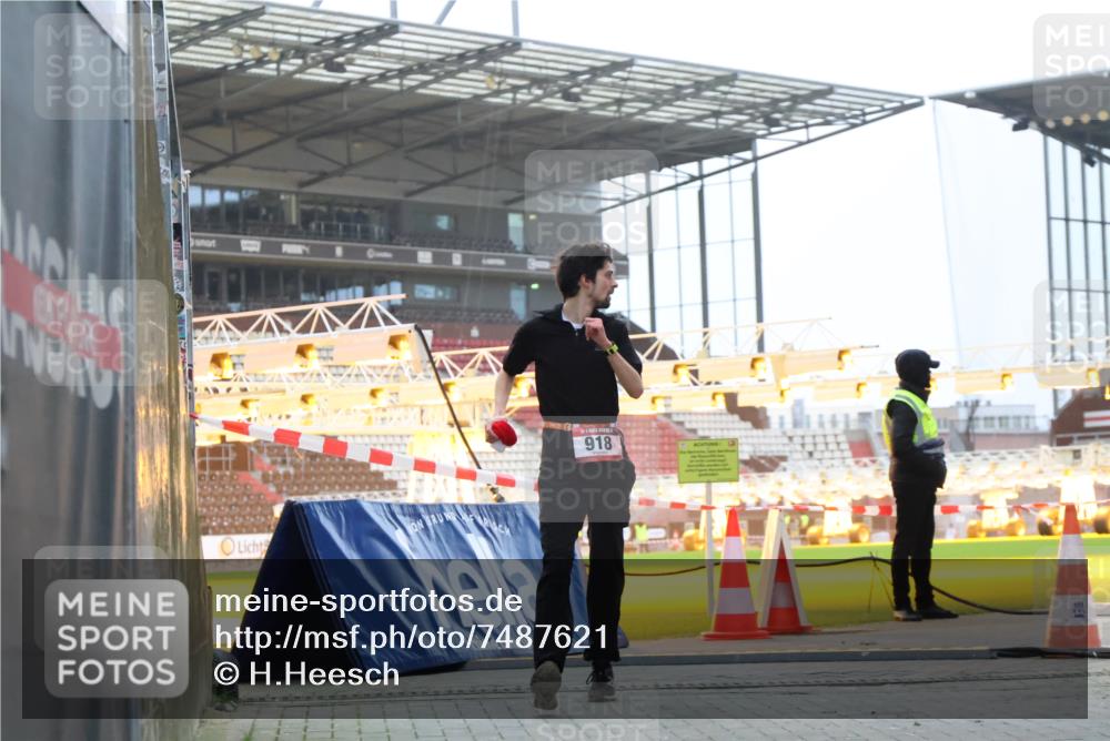 08.12.2024 - St. Pauli X-Mass-Run No. 14 H.Heesch http://msf.ph/oto/7487621 08.12.2024 09:52:07 Ziel 3285, 918, 2763 meine-sportfotos.de