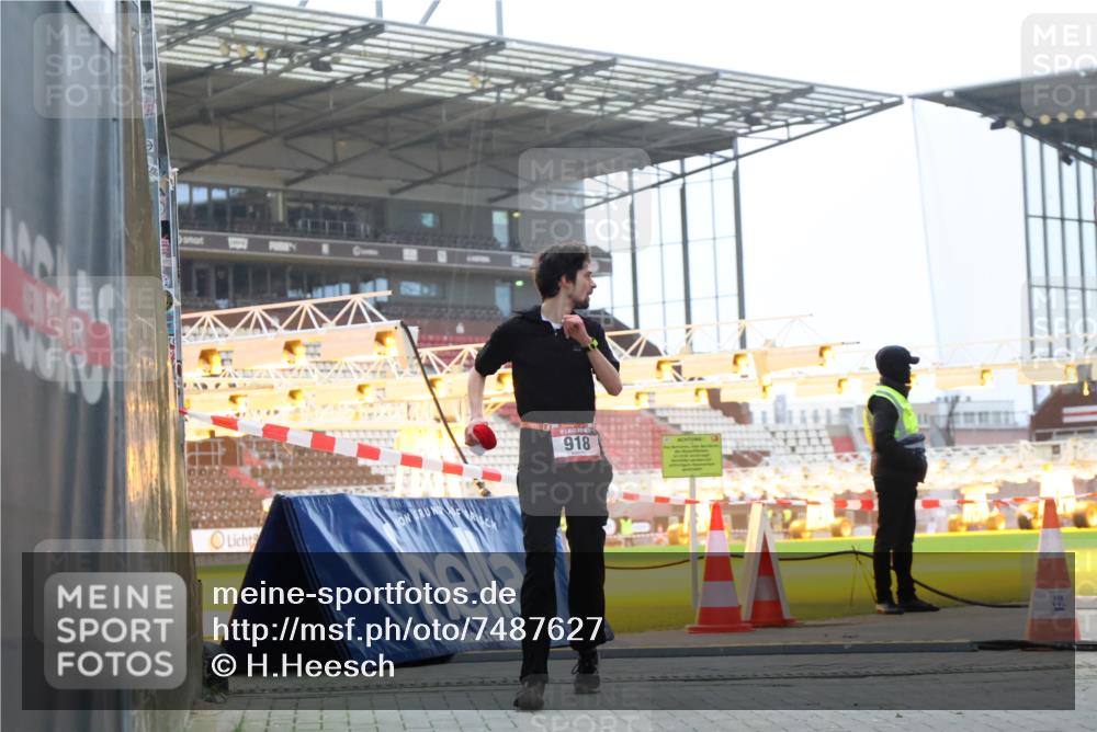 08.12.2024 - St. Pauli X-Mass-Run No. 14 H.Heesch http://msf.ph/oto/7487627 08.12.2024 09:52:07 Ziel 3285, 918, 2763 meine-sportfotos.de