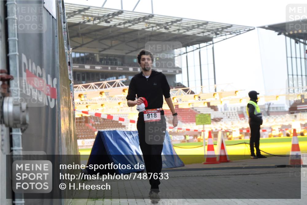 08.12.2024 - St. Pauli X-Mass-Run No. 14 H.Heesch http://msf.ph/oto/7487633 08.12.2024 09:52:08 Ziel 3285, 918, 2763 meine-sportfotos.de