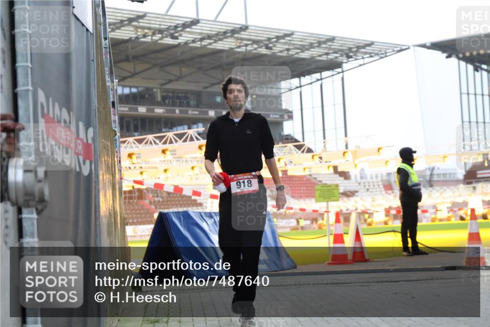 08.12.2024 - St. Pauli X-Mass-Run No. 14 H.Heesch http://msf.ph/oto/7487640 08.12.2024 09:52:08 Ziel 3285, 918, 2763 meine-sportfotos.de