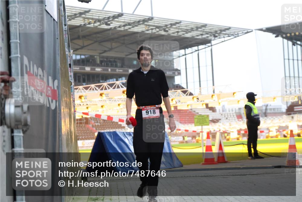 08.12.2024 - St. Pauli X-Mass-Run No. 14 H.Heesch http://msf.ph/oto/7487646 08.12.2024 09:52:09 Ziel 3285, 918, 2763 meine-sportfotos.de