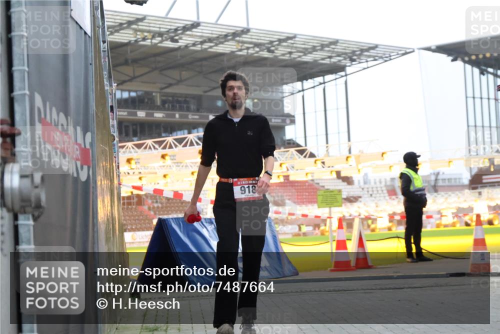 08.12.2024 - St. Pauli X-Mass-Run No. 14 H.Heesch http://msf.ph/oto/7487664 08.12.2024 09:52:09 Ziel 3285, 918, 2763 meine-sportfotos.de