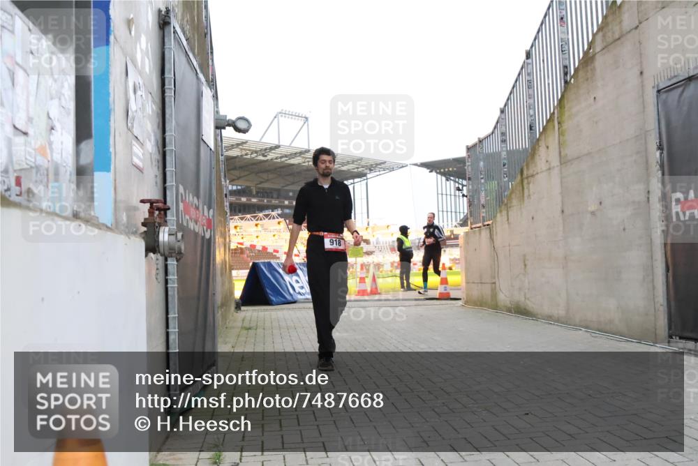 08.12.2024 - St. Pauli X-Mass-Run No. 14 H.Heesch http://msf.ph/oto/7487668 08.12.2024 09:52:10 Ziel 3285, 918, 2763 meine-sportfotos.de