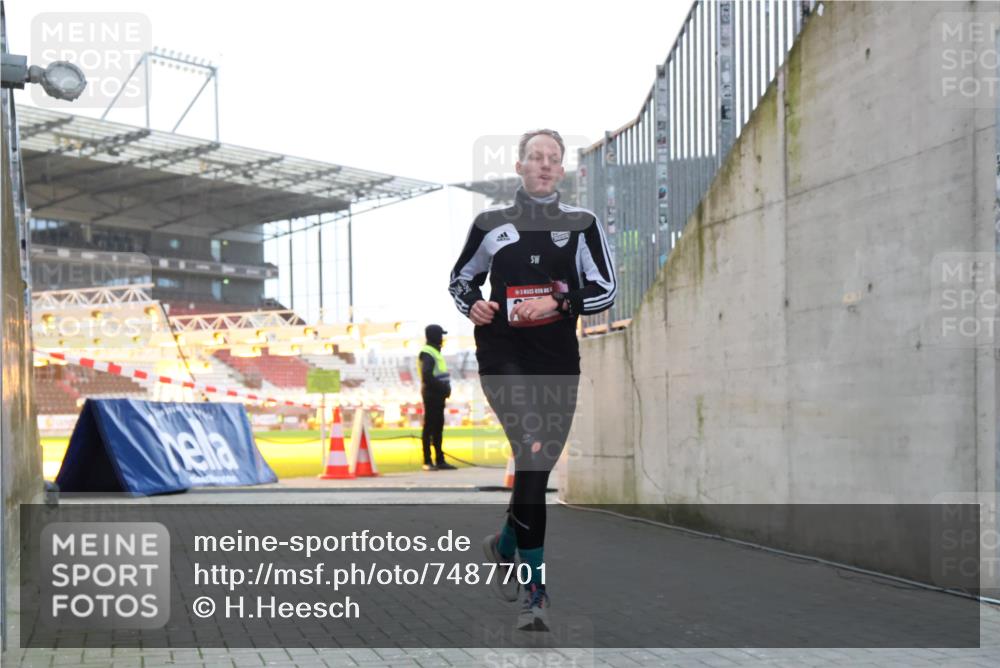 08.12.2024 - St. Pauli X-Mass-Run No. 14 H.Heesch http://msf.ph/oto/7487701 08.12.2024 09:52:13 Ziel 918, 2763, 3285, 36, 918, 2763 meine-sportfotos.de