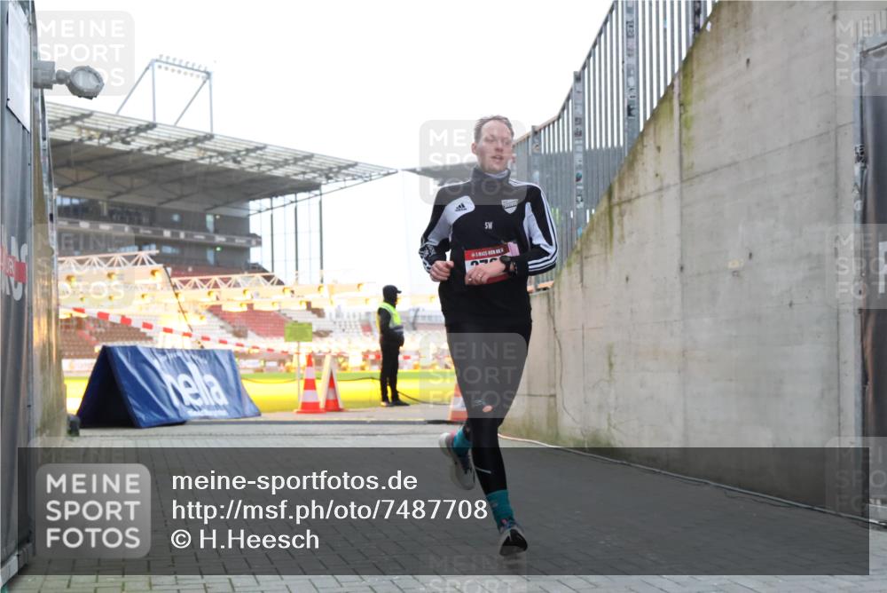 08.12.2024 - St. Pauli X-Mass-Run No. 14 H.Heesch http://msf.ph/oto/7487708 08.12.2024 09:52:13 Ziel 918, 2763, 3285, 36, 918, 2763 meine-sportfotos.de