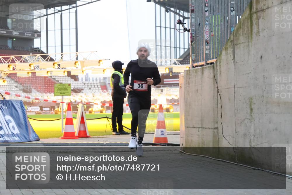 08.12.2024 - St. Pauli X-Mass-Run No. 14 H.Heesch http://msf.ph/oto/7487721 08.12.2024 09:52:20 Ziel 918, 2763, 36, 44 meine-sportfotos.de