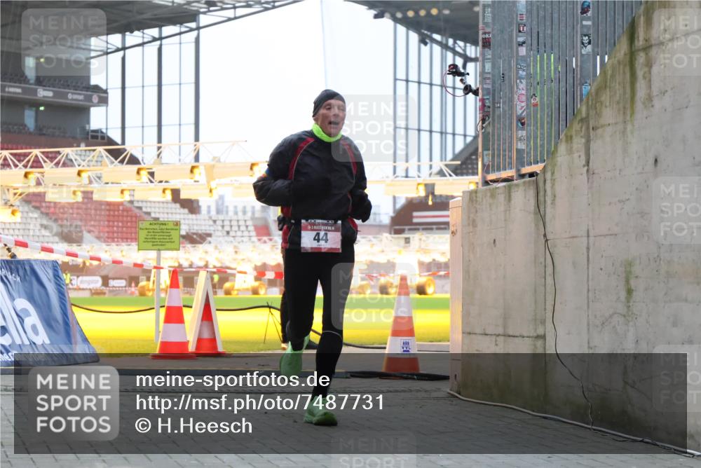 08.12.2024 - St. Pauli X-Mass-Run No. 14 H.Heesch http://msf.ph/oto/7487731 08.12.2024 09:52:25 Ziel 36, 918, 2763, 44, 1921 meine-sportfotos.de