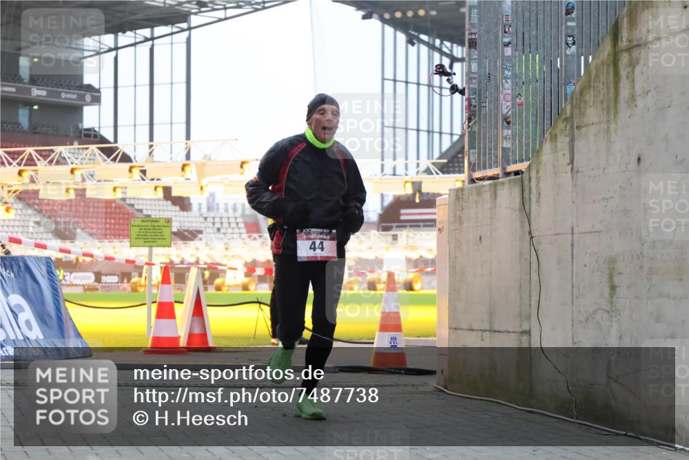 08.12.2024 - St. Pauli X-Mass-Run No. 14 H.Heesch http://msf.ph/oto/7487738 08.12.2024 09:52:25 Ziel 36, 918, 2763, 44, 1921 meine-sportfotos.de