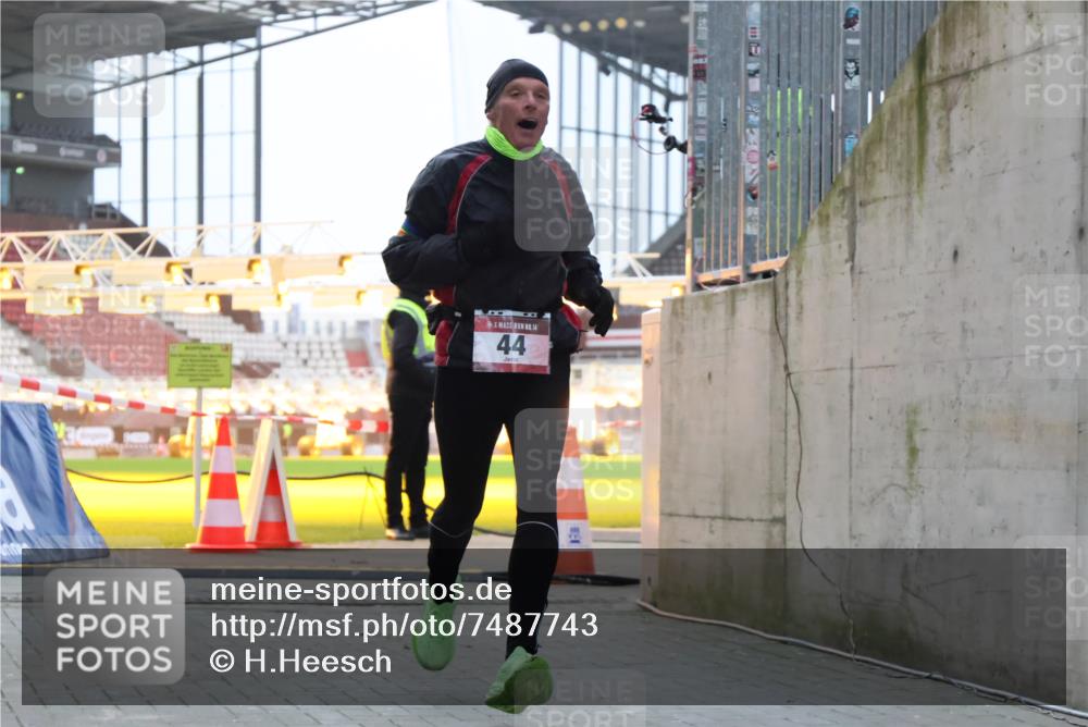 08.12.2024 - St. Pauli X-Mass-Run No. 14 H.Heesch http://msf.ph/oto/7487743 08.12.2024 09:52:26 Ziel 36, 44, 2763, 44, 1921 meine-sportfotos.de