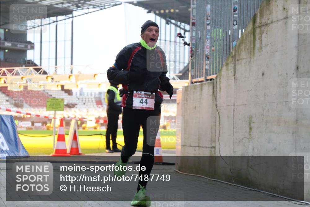 08.12.2024 - St. Pauli X-Mass-Run No. 14 H.Heesch http://msf.ph/oto/7487749 08.12.2024 09:52:26 Ziel 36, 44, 2763, 44, 1921 meine-sportfotos.de