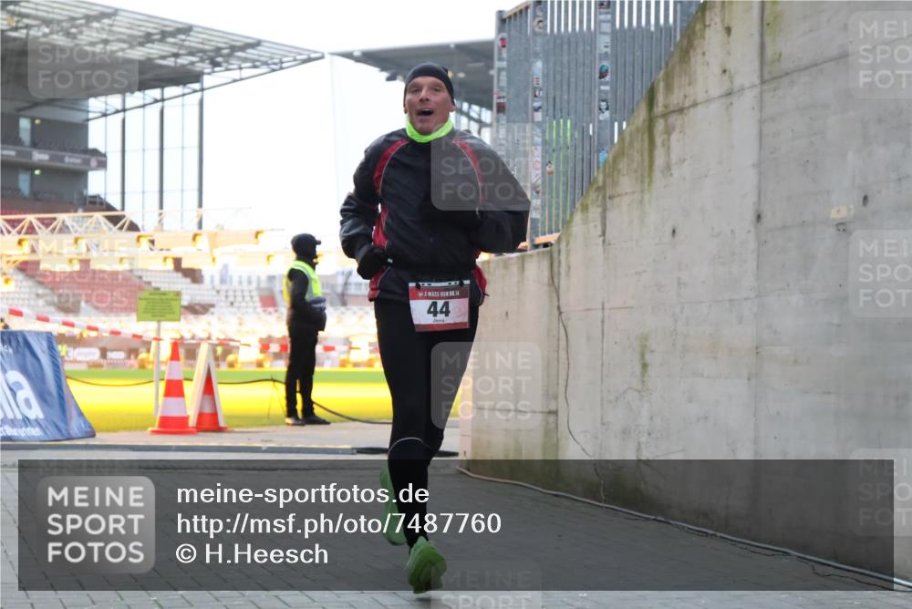 08.12.2024 - St. Pauli X-Mass-Run No. 14 H.Heesch http://msf.ph/oto/7487760 08.12.2024 09:52:26 Ziel 36, 44, 2763, 44, 1921 meine-sportfotos.de
