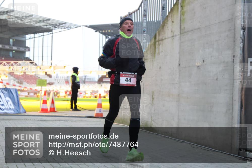 08.12.2024 - St. Pauli X-Mass-Run No. 14 H.Heesch http://msf.ph/oto/7487764 08.12.2024 09:52:26 Ziel 36, 44, 2763, 44, 1921 meine-sportfotos.de