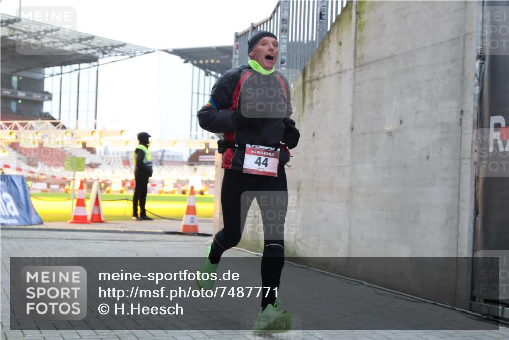 08.12.2024 - St. Pauli X-Mass-Run No. 14 H.Heesch http://msf.ph/oto/7487771 08.12.2024 09:52:26 Ziel 36, 44, 2763, 44, 1921 meine-sportfotos.de