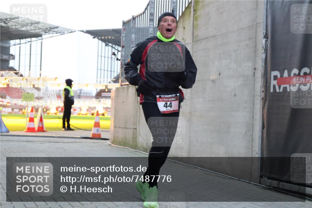 08.12.2024 - St. Pauli X-Mass-Run No. 14 H.Heesch http://msf.ph/oto/7487776 08.12.2024 09:52:26 Ziel 36, 44, 2763, 44, 1921 meine-sportfotos.de