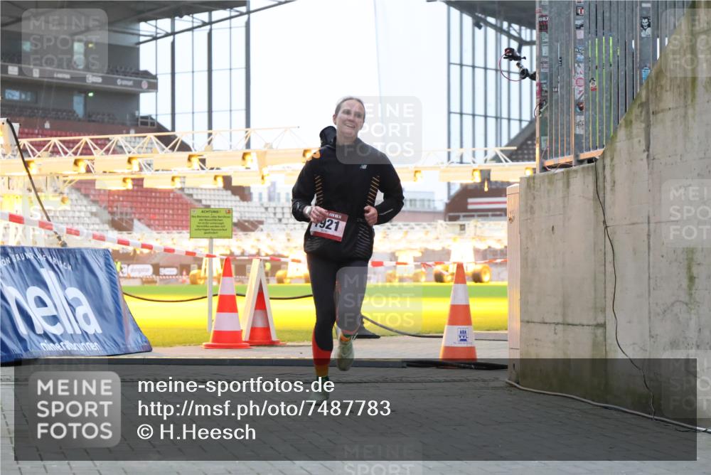 08.12.2024 - St. Pauli X-Mass-Run No. 14 H.Heesch http://msf.ph/oto/7487783 08.12.2024 09:52:30 Ziel 36, 44, 1921 meine-sportfotos.de