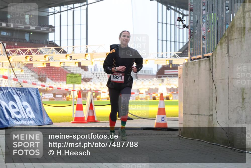 08.12.2024 - St. Pauli X-Mass-Run No. 14 H.Heesch http://msf.ph/oto/7487788 08.12.2024 09:52:30 Ziel 36, 44, 1921 meine-sportfotos.de