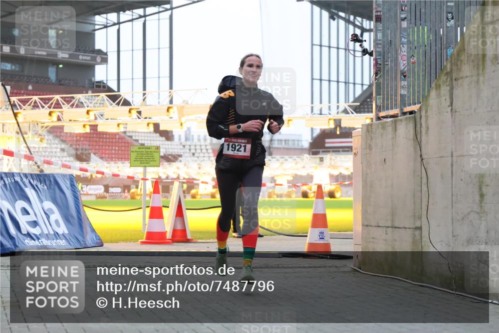 08.12.2024 - St. Pauli X-Mass-Run No. 14 H.Heesch http://msf.ph/oto/7487796 08.12.2024 09:52:31 Ziel 36, 44, 1921 meine-sportfotos.de
