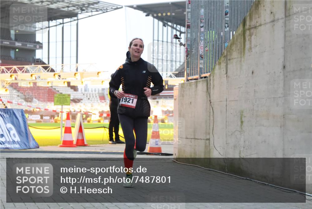 08.12.2024 - St. Pauli X-Mass-Run No. 14 H.Heesch http://msf.ph/oto/7487801 08.12.2024 09:52:31 Ziel 36, 44, 1921 meine-sportfotos.de