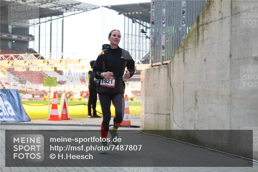 08.12.2024 - St. Pauli X-Mass-Run No. 14 H.Heesch http://msf.ph/oto/7487807 08.12.2024 09:52:31 Ziel 36, 44, 1921 meine-sportfotos.de