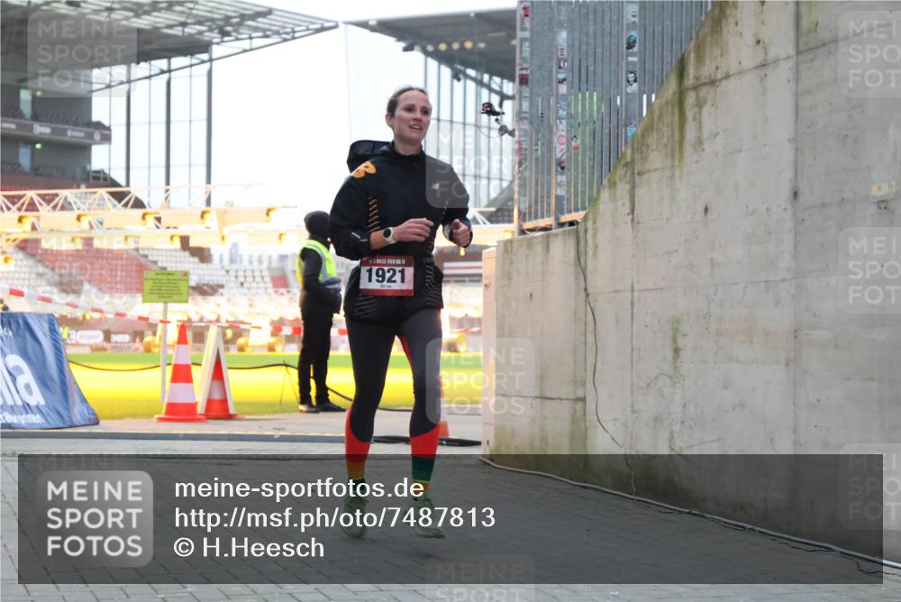 08.12.2024 - St. Pauli X-Mass-Run No. 14 H.Heesch http://msf.ph/oto/7487813 08.12.2024 09:52:31 Ziel 36, 44, 1921 meine-sportfotos.de
