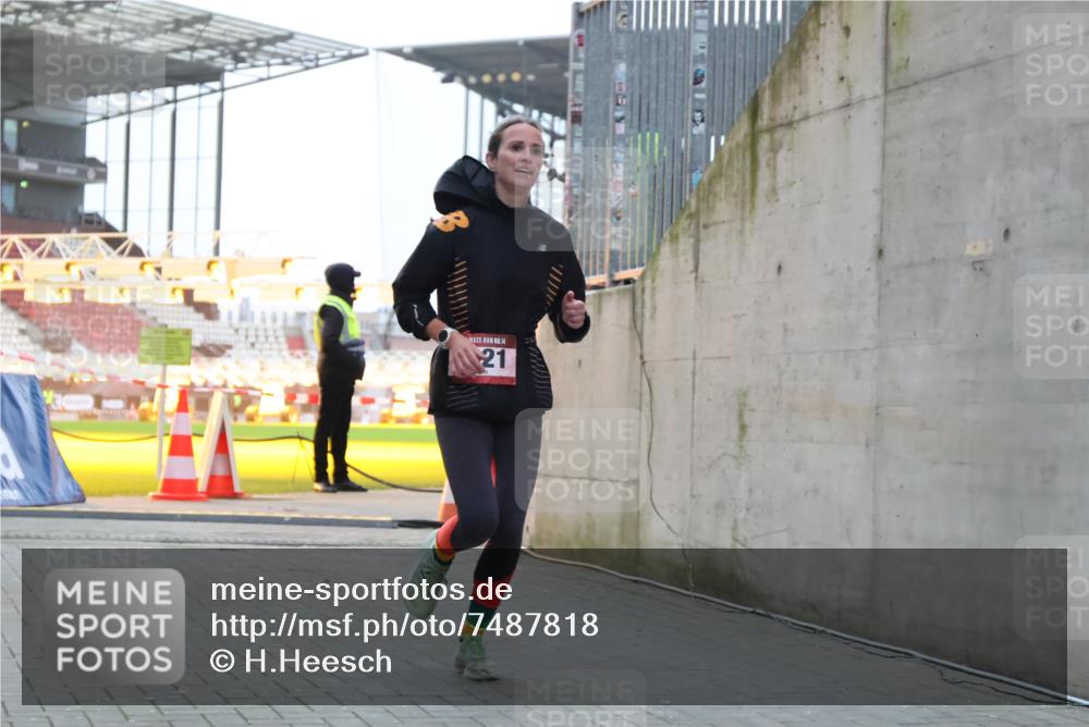 08.12.2024 - St. Pauli X-Mass-Run No. 14 H.Heesch http://msf.ph/oto/7487818 08.12.2024 09:52:31 Ziel 36, 44, 1921 meine-sportfotos.de