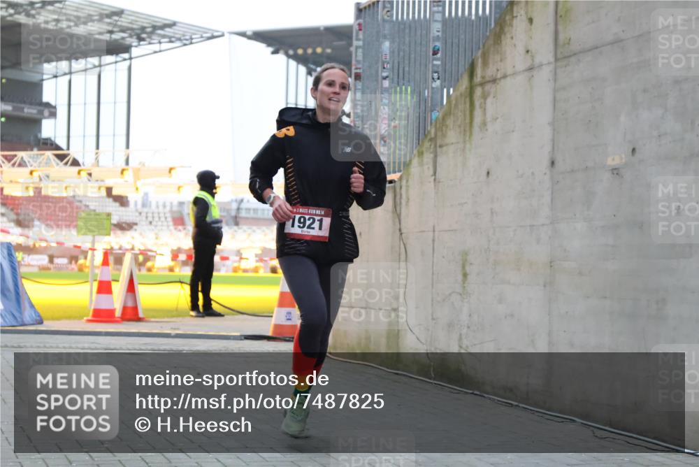 08.12.2024 - St. Pauli X-Mass-Run No. 14 H.Heesch http://msf.ph/oto/7487825 08.12.2024 09:52:31 Ziel 36, 44, 1921 meine-sportfotos.de