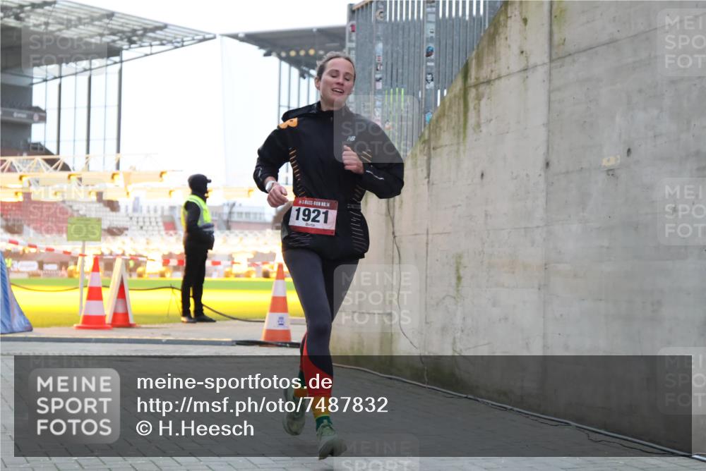 08.12.2024 - St. Pauli X-Mass-Run No. 14 H.Heesch http://msf.ph/oto/7487832 08.12.2024 09:52:32 Ziel 36, 44, 1921, 1921 meine-sportfotos.de