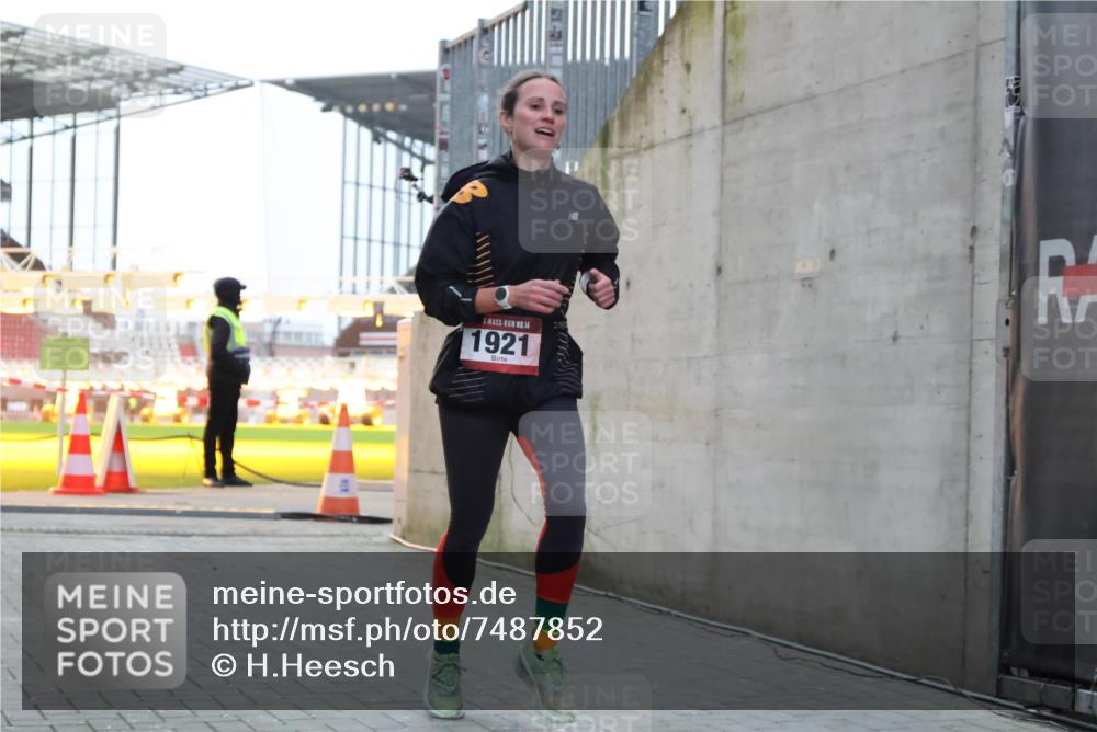 08.12.2024 - St. Pauli X-Mass-Run No. 14 H.Heesch http://msf.ph/oto/7487852 08.12.2024 09:52:32 Ziel 36, 44, 1921, 1921 meine-sportfotos.de