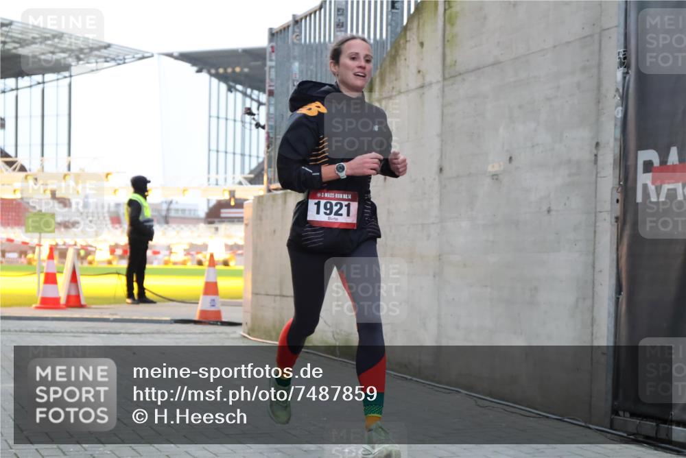 08.12.2024 - St. Pauli X-Mass-Run No. 14 H.Heesch http://msf.ph/oto/7487859 08.12.2024 09:52:32 Ziel 36, 44, 1921, 1921 meine-sportfotos.de