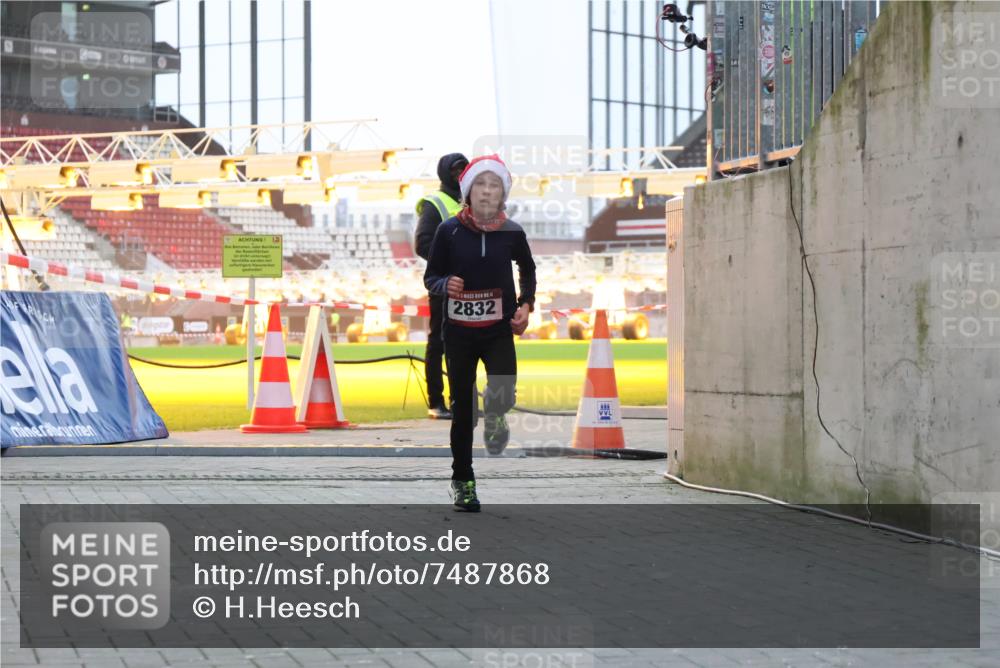 08.12.2024 - St. Pauli X-Mass-Run No. 14 H.Heesch http://msf.ph/oto/7487868 08.12.2024 09:52:42 Ziel 1921, 423, 2741, 2832 meine-sportfotos.de
