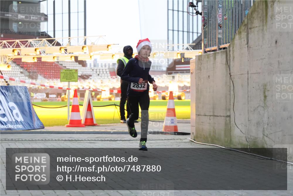 08.12.2024 - St. Pauli X-Mass-Run No. 14 H.Heesch http://msf.ph/oto/7487880 08.12.2024 09:52:42 Ziel 1921, 423, 2741, 2832 meine-sportfotos.de