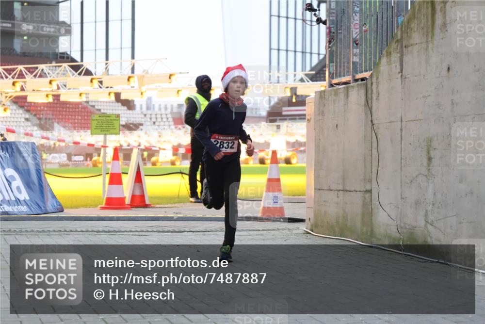 08.12.2024 - St. Pauli X-Mass-Run No. 14 H.Heesch http://msf.ph/oto/7487887 08.12.2024 09:52:42 Ziel 1921, 423, 2741, 2832 meine-sportfotos.de