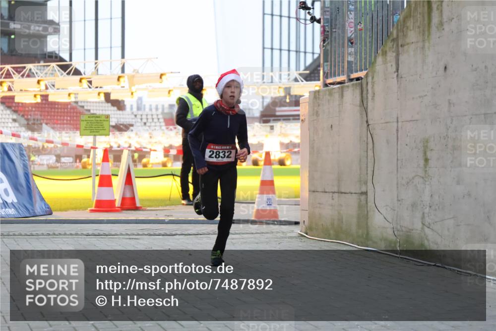 08.12.2024 - St. Pauli X-Mass-Run No. 14 H.Heesch http://msf.ph/oto/7487892 08.12.2024 09:52:42 Ziel 1921, 423, 2741, 2832 meine-sportfotos.de