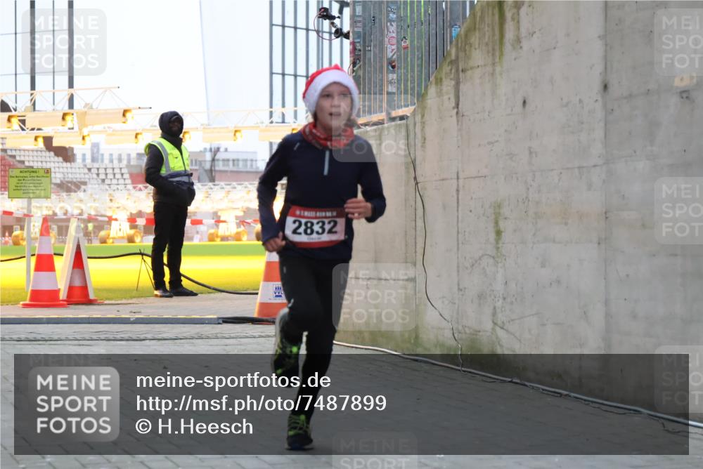 08.12.2024 - St. Pauli X-Mass-Run No. 14 H.Heesch http://msf.ph/oto/7487899 08.12.2024 09:52:43 Ziel 1921, 2832, 423, 2741, 2832 meine-sportfotos.de