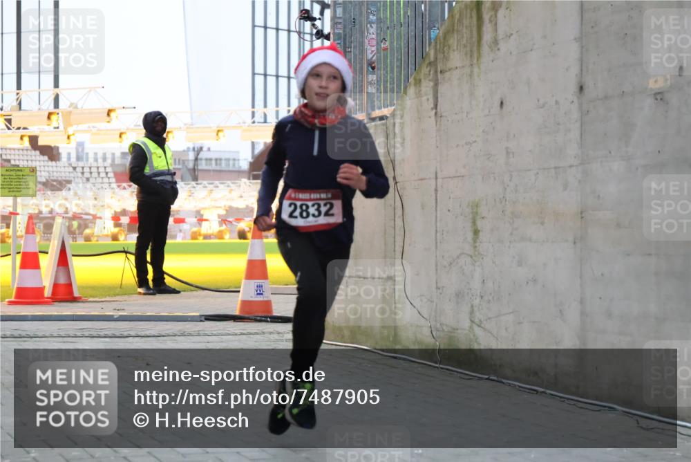 08.12.2024 - St. Pauli X-Mass-Run No. 14 H.Heesch http://msf.ph/oto/7487905 08.12.2024 09:52:43 Ziel 1921, 2832, 423, 2741, 2832 meine-sportfotos.de