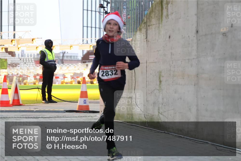08.12.2024 - St. Pauli X-Mass-Run No. 14 H.Heesch http://msf.ph/oto/7487911 08.12.2024 09:52:43 Ziel 1921, 2832, 423, 2741, 2832 meine-sportfotos.de