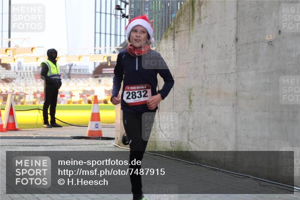 08.12.2024 - St. Pauli X-Mass-Run No. 14 H.Heesch http://msf.ph/oto/7487915 08.12.2024 09:52:43 Ziel 1921, 2832, 423, 2741, 2832 meine-sportfotos.de