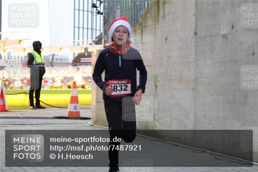 08.12.2024 - St. Pauli X-Mass-Run No. 14 H.Heesch http://msf.ph/oto/7487921 08.12.2024 09:52:43 Ziel 1921, 2832, 423, 2741, 2832 meine-sportfotos.de