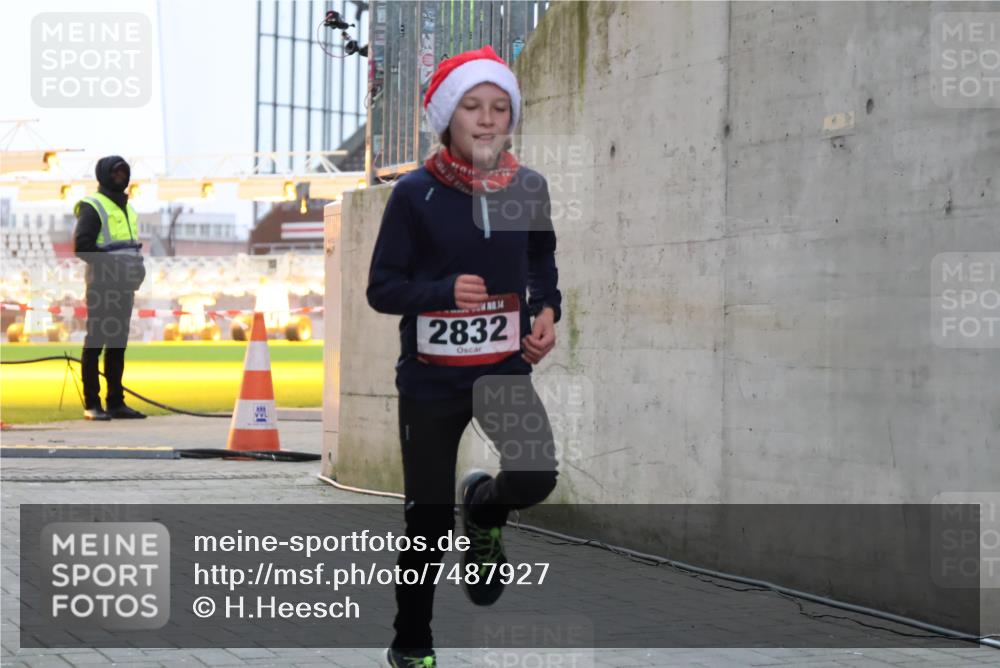 08.12.2024 - St. Pauli X-Mass-Run No. 14 H.Heesch http://msf.ph/oto/7487927 08.12.2024 09:52:43 Ziel 1921, 2832, 423, 2741, 2832 meine-sportfotos.de