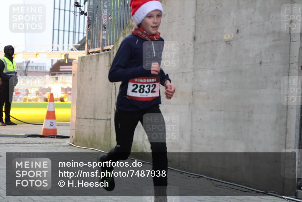 08.12.2024 - St. Pauli X-Mass-Run No. 14 H.Heesch http://msf.ph/oto/7487938 08.12.2024 09:52:43 Ziel 1921, 2832, 423, 2741, 2832 meine-sportfotos.de
