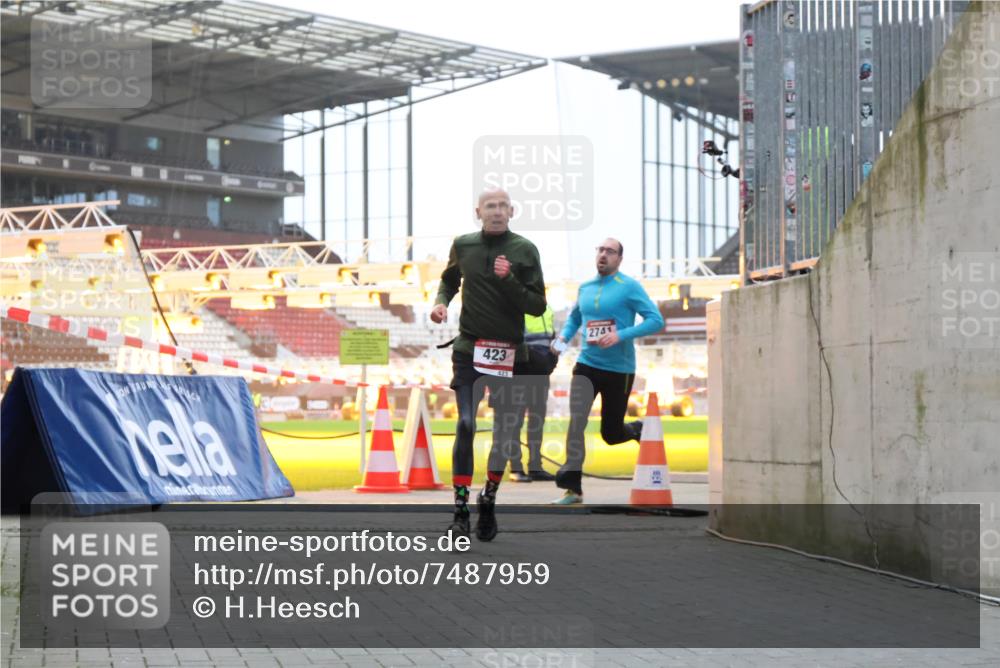08.12.2024 - St. Pauli X-Mass-Run No. 14 H.Heesch http://msf.ph/oto/7487959 08.12.2024 09:52:46 Ziel 1921, 2832, 423, 2741, 3305 meine-sportfotos.de