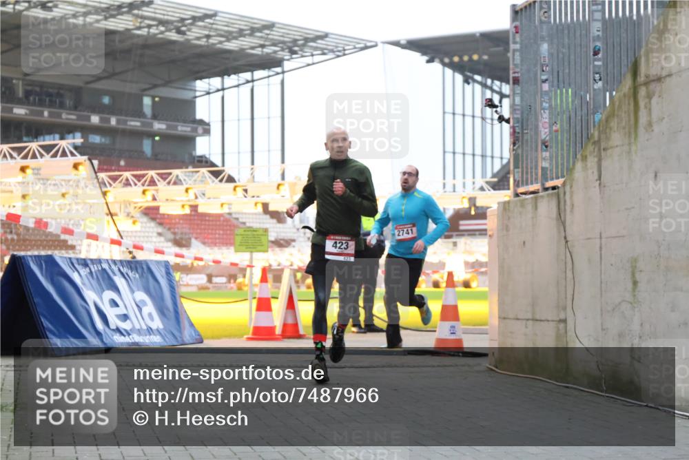 08.12.2024 - St. Pauli X-Mass-Run No. 14 H.Heesch http://msf.ph/oto/7487966 08.12.2024 09:52:46 Ziel 1921, 2832, 423, 2741, 3305 meine-sportfotos.de