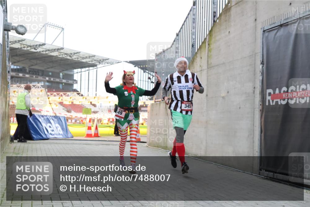 08.12.2024 - St. Pauli X-Mass-Run No. 14 H.Heesch http://msf.ph/oto/7488007 08.12.2024 10:03:10 Ziel 187, 1018, 1275, 2211, 2426, 2898, 3104, 3105, 345, 349, 613, 630 meine-sportfotos.de