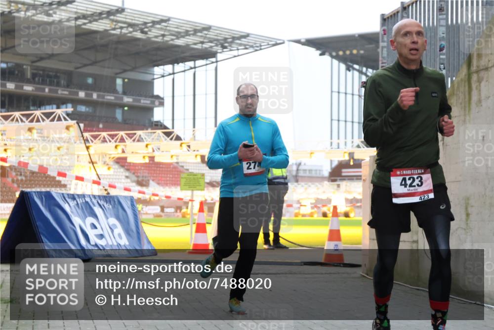 08.12.2024 - St. Pauli X-Mass-Run No. 14 H.Heesch http://msf.ph/oto/7488020 08.12.2024 09:52:48 Ziel 423, 2832, 423, 2741, 3305 meine-sportfotos.de